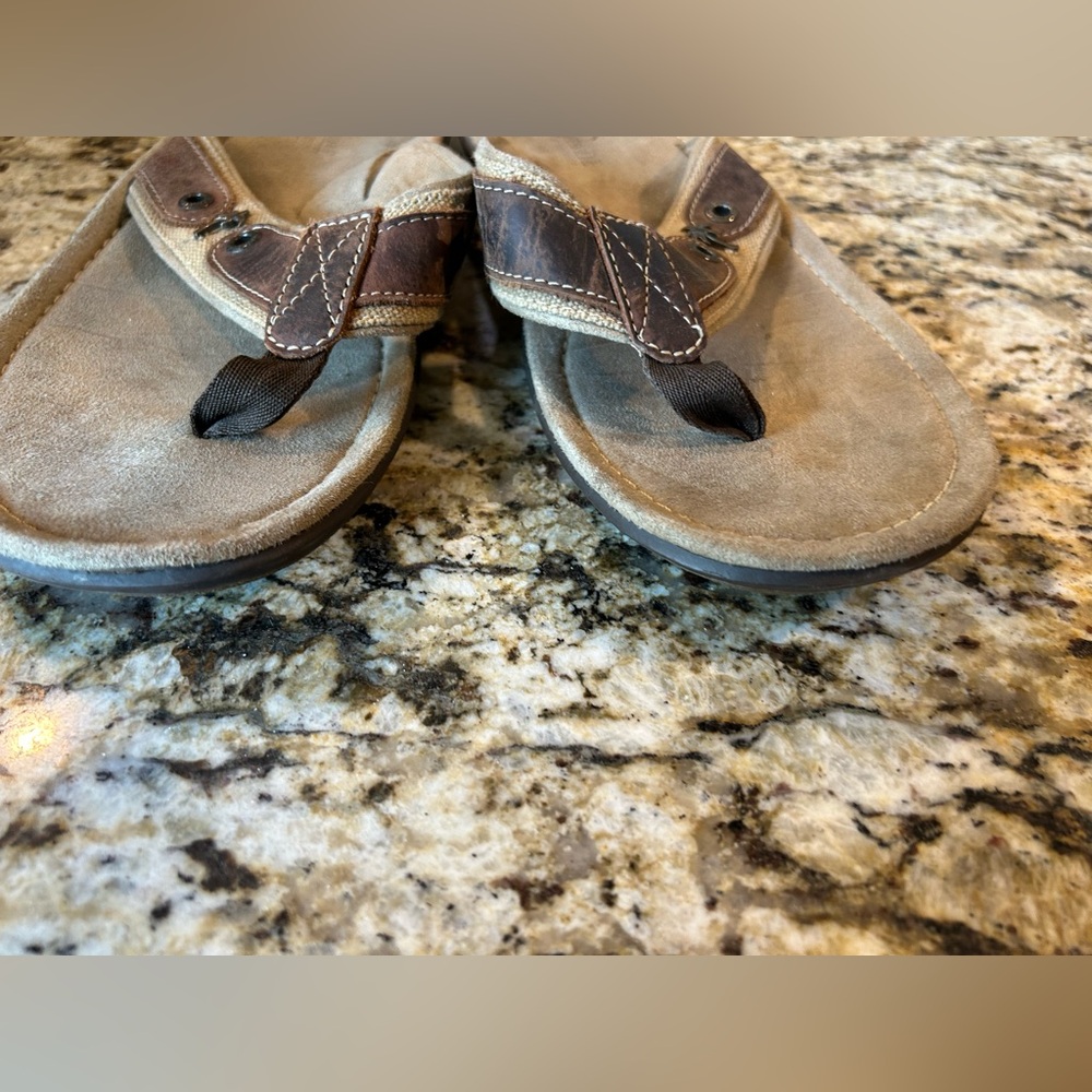 Margaritaville Men's Tan and Brown Sandals Flop Flops Size 10 EUC - Picture 5 of 5